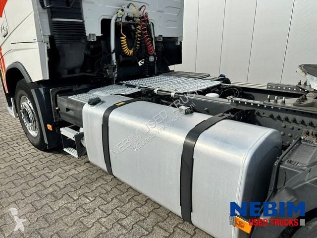 جرار Volvo 420 4x2 - 796.861km - Work remote