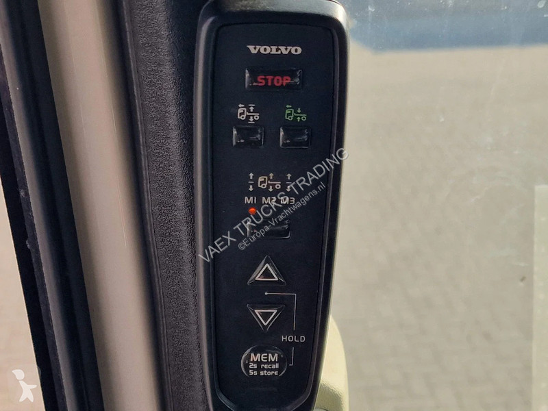 جرار Volvo 13500 Globetrotter XL 4x2 - Low deck...