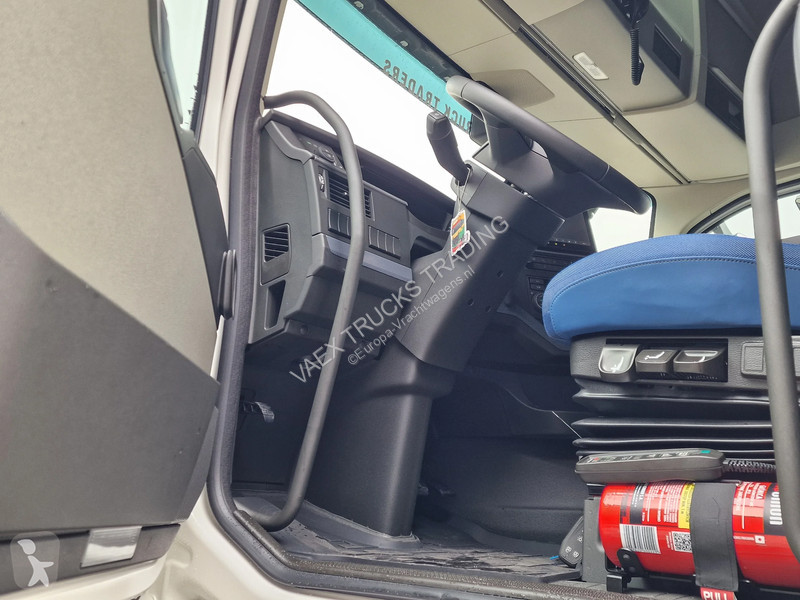 جرار Volvo 13500 Aero Globetrotter XL 4x2 - New...