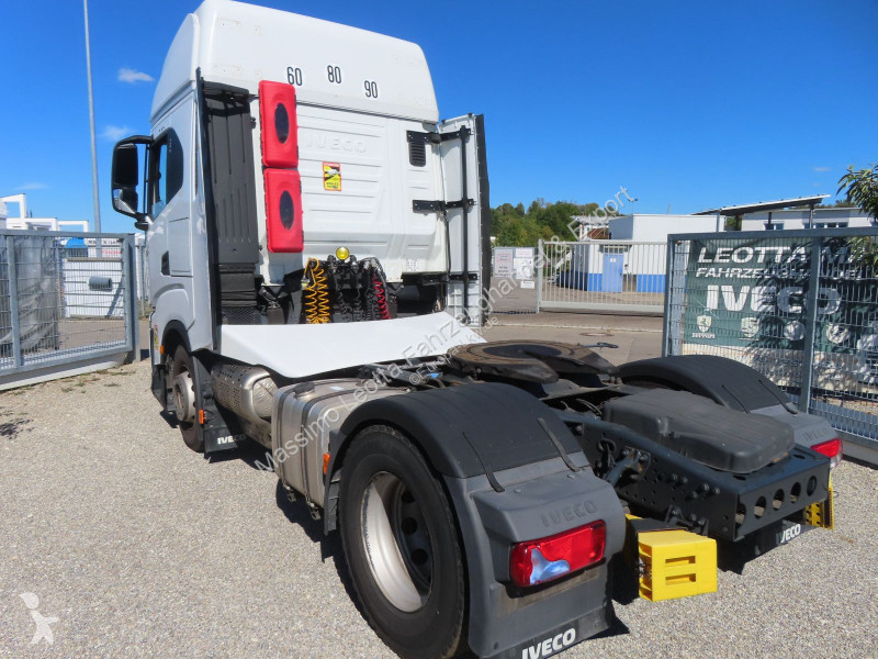 Nyergesvontató Iveco 490