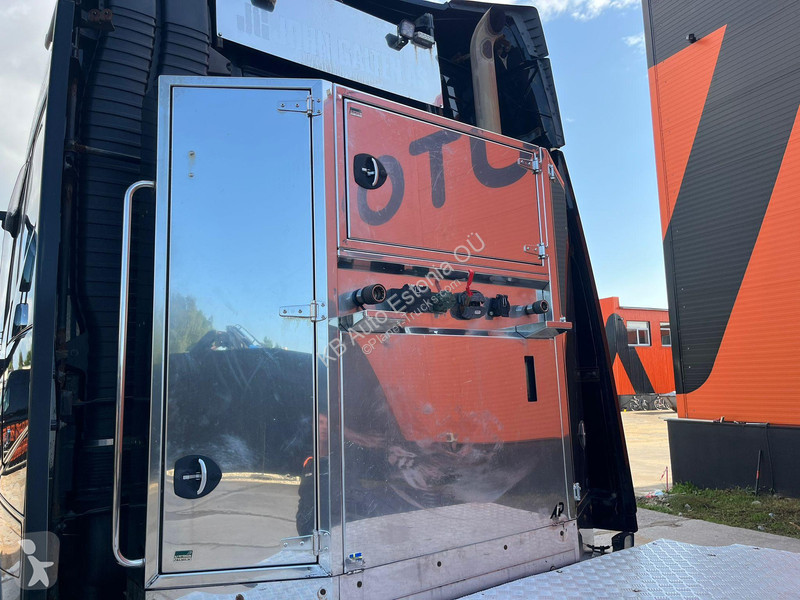 Cabeza tractora Volvo 750 8x4 GCW 90 ton /...