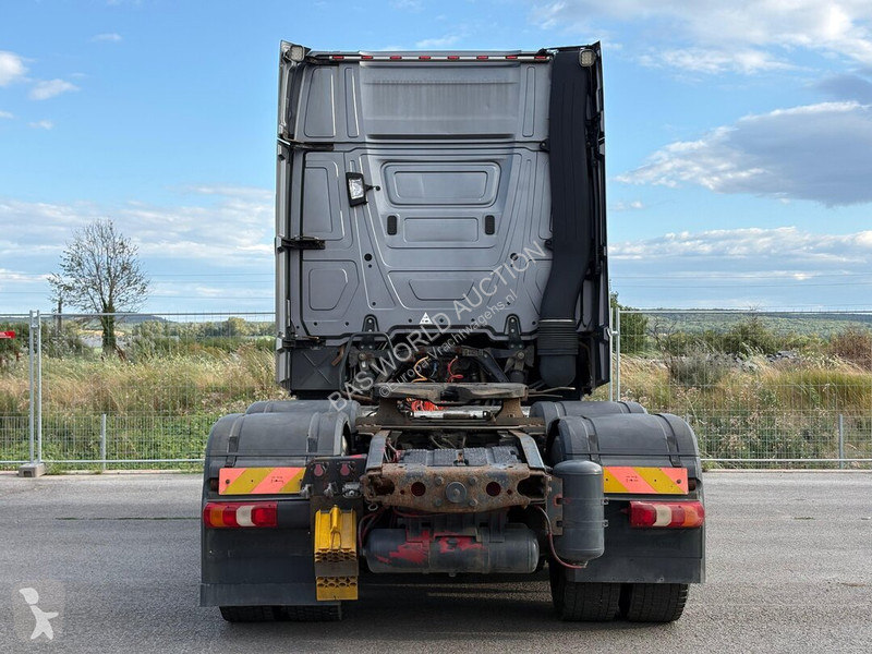 Nyergesvontató Mercedes 2551