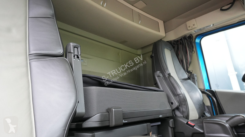 Tahač Volvo 8x2 flatbed truck with Palfinger PK...