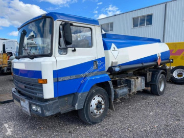 Camion citerne hydrocarbures Nissan