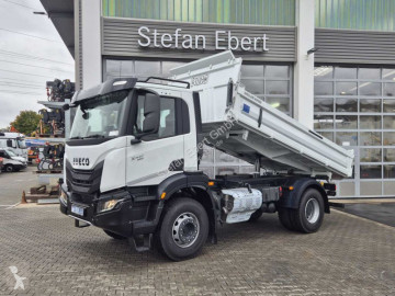 Camión trilateral Iveco nuevo