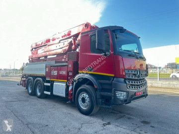 Camion pompe à béton Mercedes