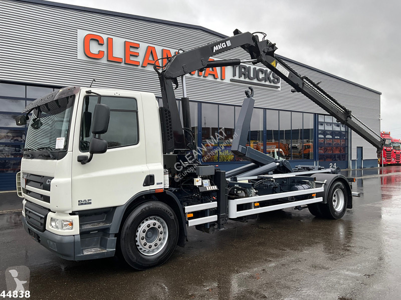 Camión DAF CF 250 MKG 14 Tonmeter laadkraan