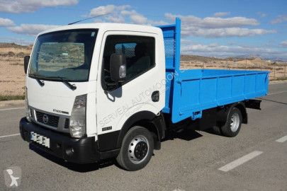Camion plateau ridelles Nissan
