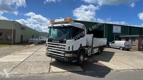 Camion Scania P124 -400 Scania met plateau en mogelijkheid voor kraan achter cabine