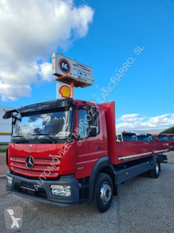 Camión plataforma caja abierta Mercedes