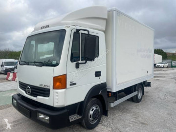 Camion fourgon déménagement Nissan