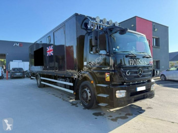 Camion van à chevaux Mercedes
