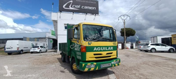 Camion plateau standard Nissan