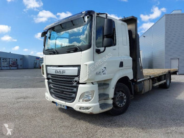 Camion plateau porte paille DAF