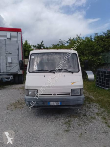 Camion tri-benne Nissan