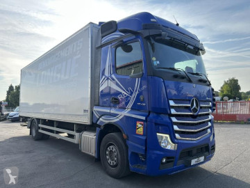 Camion fourgon polyfond Mercedes