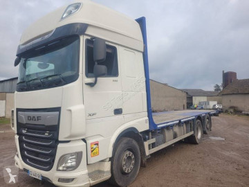 Camion plateau porte paille DAF