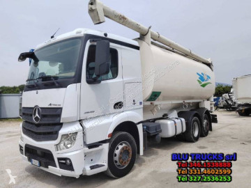 Camion citerne Mercedes
