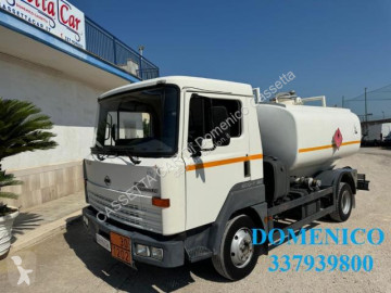 Camión cisterna Nissan