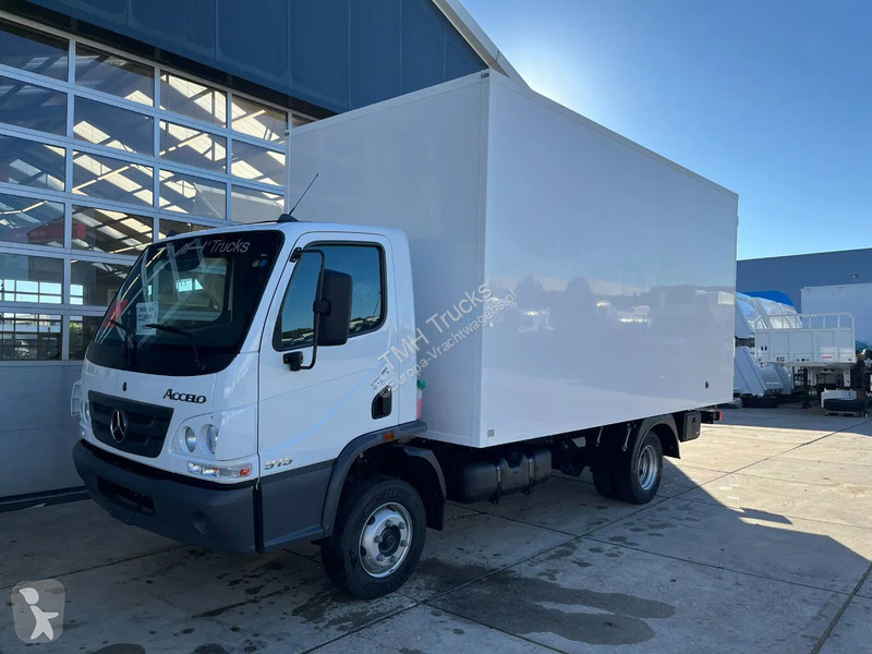 Camión Mercedes Accelo 915 4x2 Closed Cargo Truck