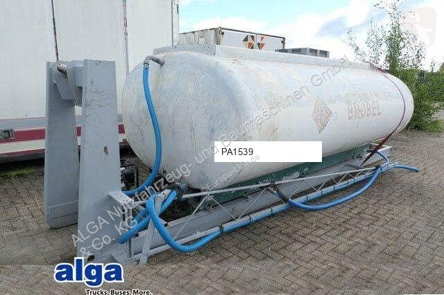 Vrachtwagen Tankaufbau mit Pumpe. 10m³. 3 Kammern