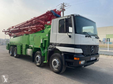 Camion pompe à béton Mercedes