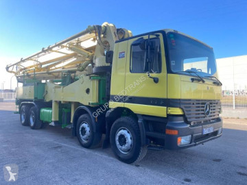 Camion pompe à béton Mercedes
