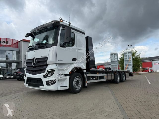 Camion Mercedes mit Rampen, Maschinentransporter