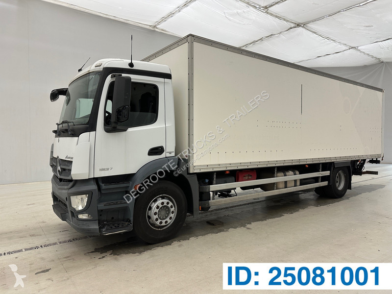 Vrachtwagen Mercedes 1827