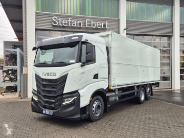 Camión plataforma transporte de bebidas Iveco nuevo