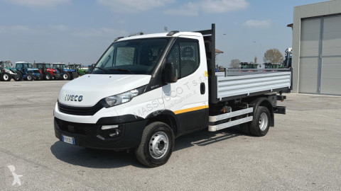 شاحنة قلابة ذات تفريغ خلفي وجانبي Iveco