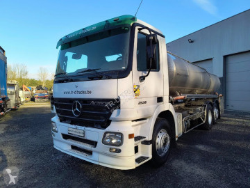 Remorque de camion citerne de lait Banque de photographies et d'images