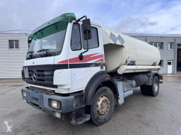 Camion-citerne rouillé. Ancien camion-citerne rouillé avec mécanisme de