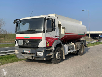 Ciężarówka cysterna Mercedes