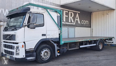 Camión plataforma Volvo
