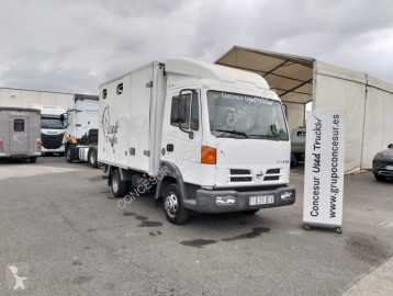 Camión Nissan NT500 TRANSPORTE CABALLOS