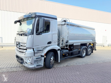 Camion cisterna Mercedes