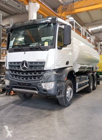 Camión cisterna hidrocarburos Mercedes nuevo