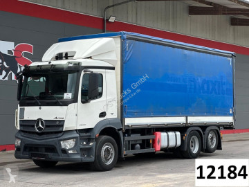 شاحنة مغطاة Mercedes