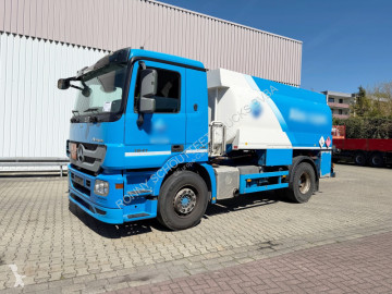 Camion cisterna Mercedes