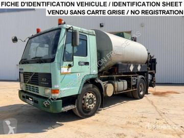 Camion cisternă transport gudron Volvo