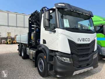 Camión trilateral Iveco nuevo