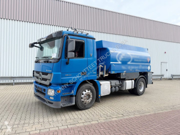 Camion cisterna Mercedes