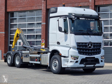 شاحنة ناقلة حاويات متعددة الأغراض Mercedes