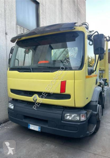 Camión grúa transportador de hierro Renault