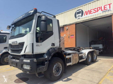 Camión portacontenedor de gancho Iveco