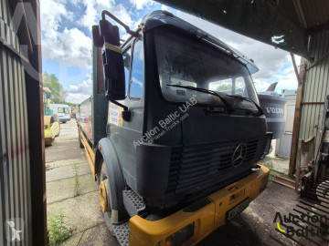 Camión plataforma Mercedes