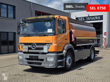 Camion cisterna Mercedes