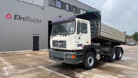 Camión MAN 33.372 (POMPE MANUELLE / MANUAL PUMP / 6X4 / BIG AXLE / GRAND PONT / LAMES / STEEL SUSP.)