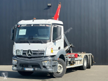 شاحنة ناقلة حاويات متعددة الأغراض Mercedes